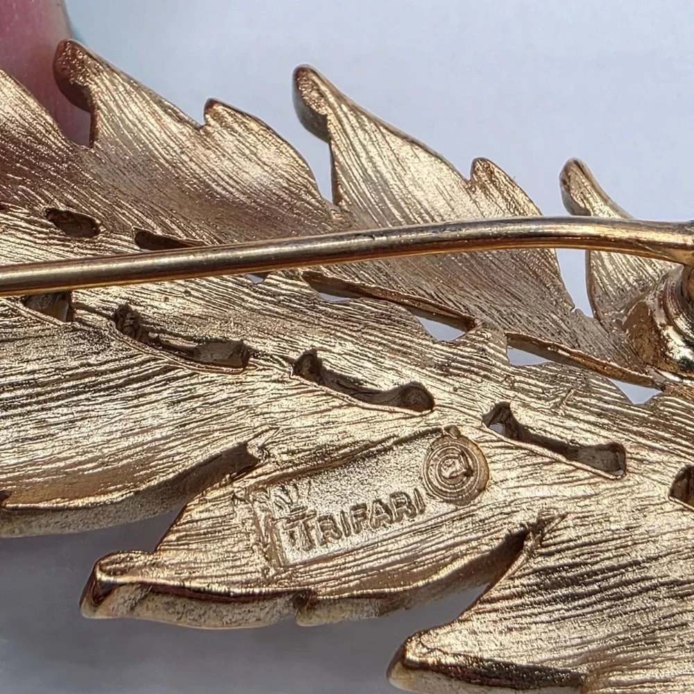 Crown Trifari Leaf Brooch Faux Pearls‎ Rhinestones Gold Tone Vintage Detailed